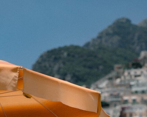 Comment choisir un parasol déporté ? Le guide complet